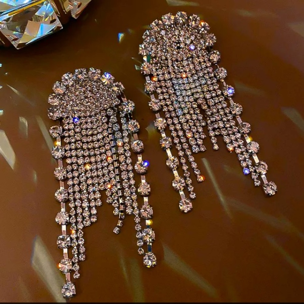 🌟 Gorgeous Rhinestone Silver Earrings
